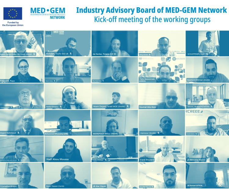 Mosaïque de portraits de participants à l'évènement en ligne